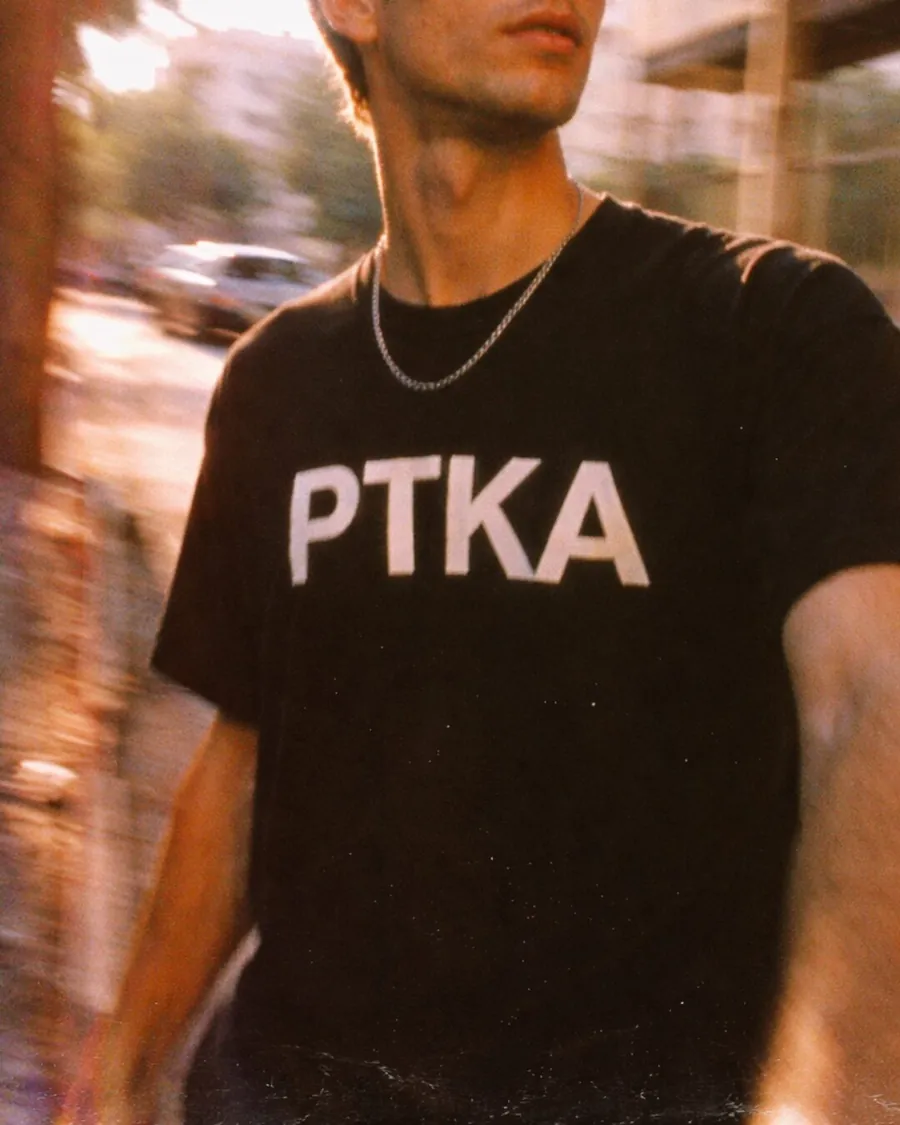 Fotografía de modelo con camiseta PTKA